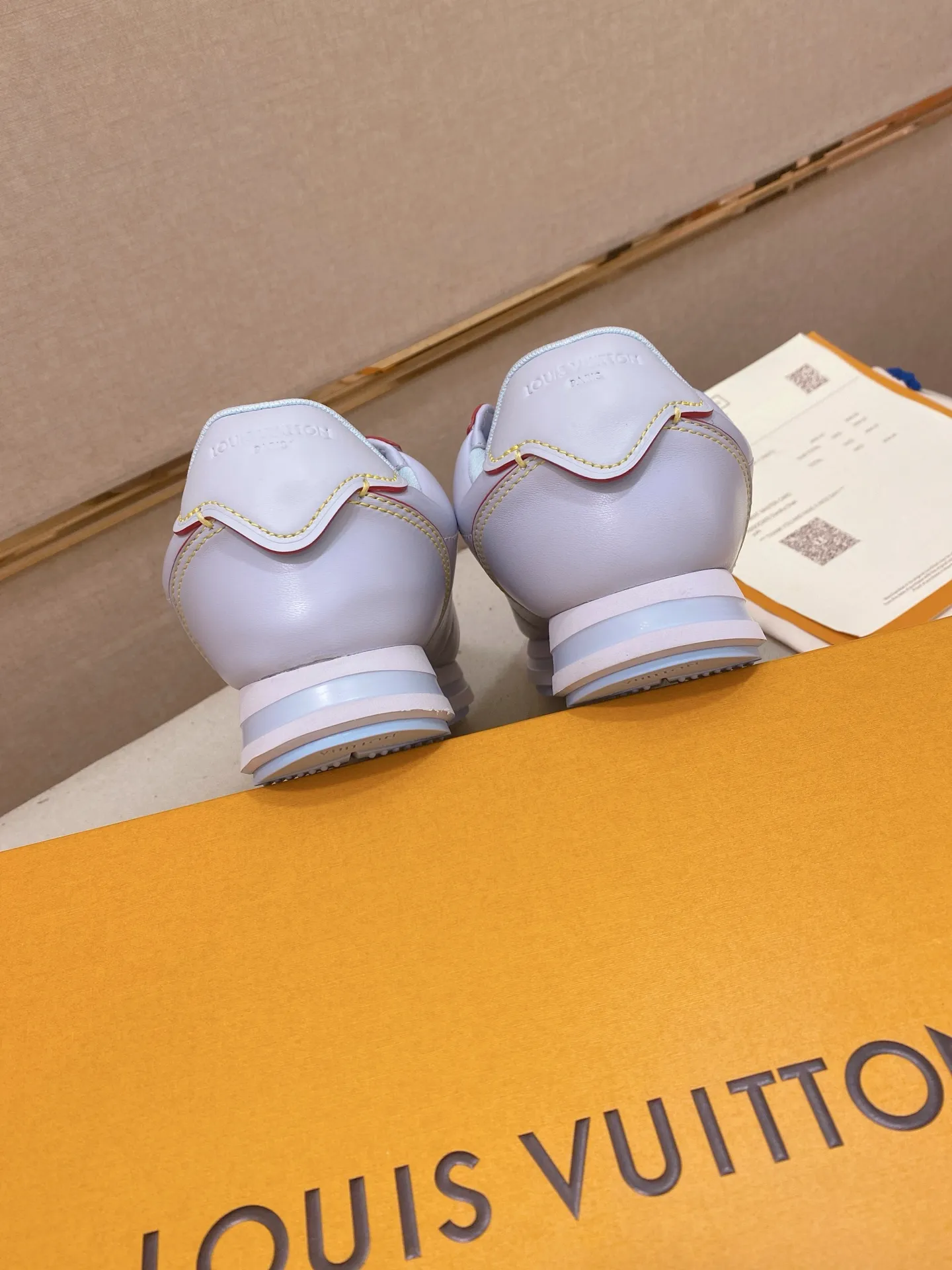 Men's shoes💰: Couple style 700💰LOUIS VUITTON Footint Soccer sneakers‼ ️ The top version, the same sneakers for LV couples. You will look fashionable when you wear them. This Footint Soccer sneaker was unveiled in the 2025 spring and summer series fashion show. The tongue is embellished with the Lvers United badge inspired by the football team. The rubber sole of the foot is decorated with multiple Louis Vuitton logos. The original latest packaging. Fabric: original imported cowhide. Lining: original imported breathable mesh. Foot pad: original injection molding pad. Outsole: original molded T combination outsole. Size: 35-45.